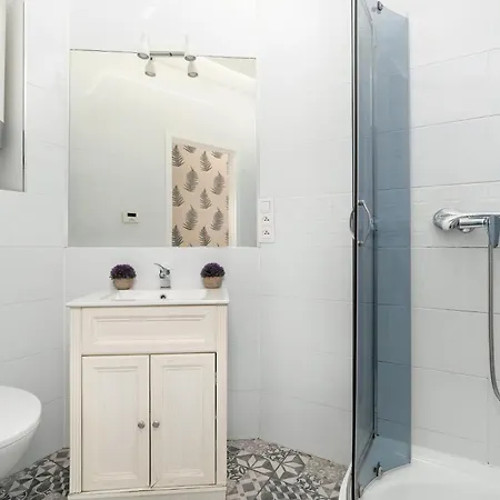 Cosy Very Berry In Close To The Park By Renters بوزنان